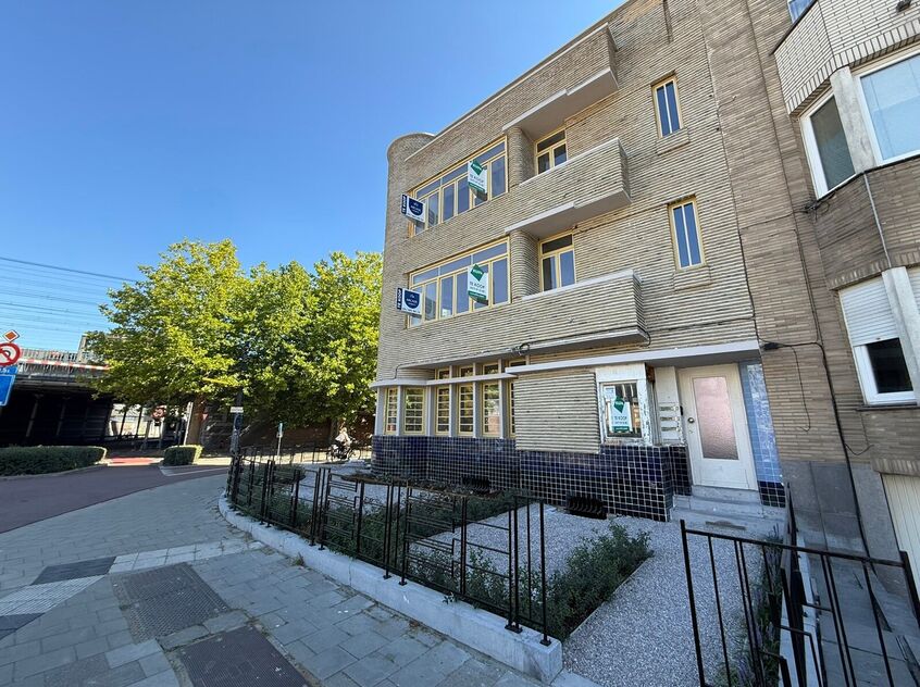 Op een absolute toplocatie, aan de Onafhankelijkheidslaan in Gent, bieden wij 3 volledig gerenoveerde appartementen aan in een stijlvol gebouw ontworpen door de gerenommeerde architect Jules Lippens. Het appartementsgebouw is beschermd als monument en maa
