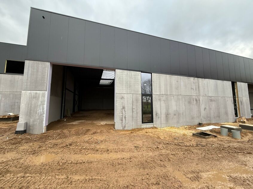 Nieuwbouw magazijn te koop vanaf 186m&sup2; tot 323m&sup2; in bedrijvenpark te Herzele. 
Deze KMO-units zijn strategisch gelegen langs de Hoogstraat in Herzele, een vlot bereikbare locatie voor zowel lokale ondernemers als bedrijven die actief zijn in de ruimere 