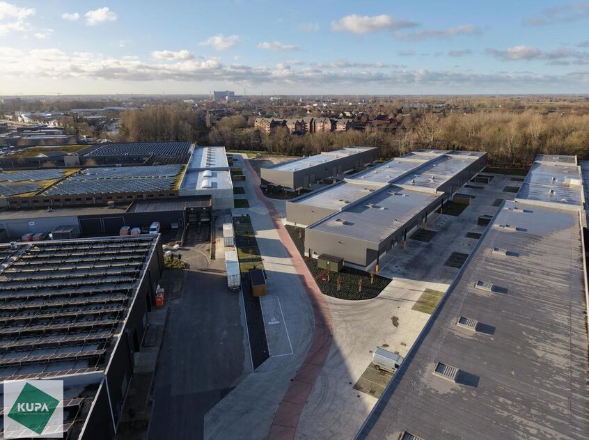 Langs de Pathoekeweg in Brugge verrijst binnenkort het KMO Park PORTIS, dit op de voormalige Philipssite. Met 49 afgewerkte KMO-Units, vari&euml;rend van 210m&sup2; tot 823m&sup2;, verdeeld over nieuwbouw en vernieuwbouw bedrijfsgebouwen, biedt Portis een moderne en 