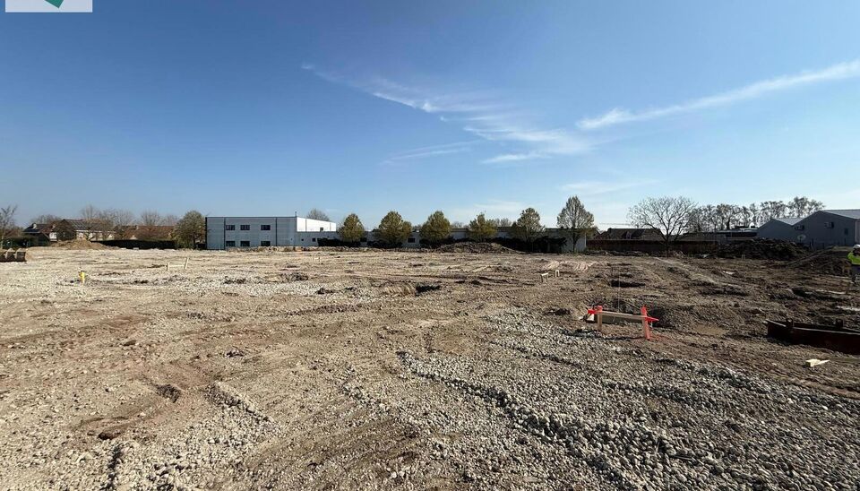 Het nieuwe Bedrijvenpark Rollare &ndash; Blok A is strategisch gelegen aan de Diksmuidsesteenweg 384 te Roeselare, op de voormalige Crea-site en recht tegenover de REO-Veiling. Dankzij de ligging op minder dan 500 m van de N32/R32 en de nabijheid van de N36 e