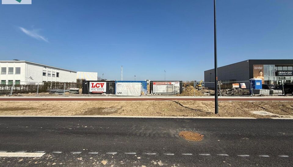 Het nieuwe Bedrijvenpark Rollare &ndash; Blok A is strategisch gelegen aan de Diksmuidsesteenweg 384 te Roeselare, op de voormalige Crea-site en recht tegenover de REO-Veiling. Dankzij de ligging op minder dan 500 m van de N32/R32 en de nabijheid van de N36 e