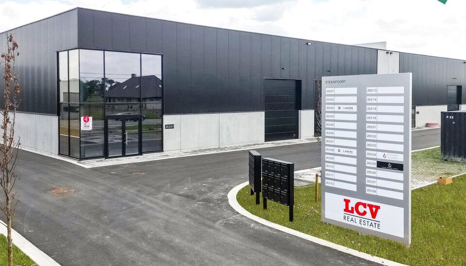 Het nieuwe bedrijvencentrum Steenpoort is strategisch gelegen in Hooglede (West-Vlaanderen), met een uitstekende zichtlocatie langs de N32 en vlotte verbinding naar de R32, in de bedrijvenzone &ldquo;Stoomtuig Gits&rdquo;. Het project omvat 24 kwalitatieve KMO-un