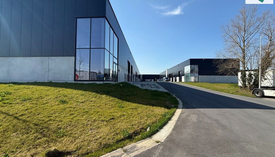 Het nieuwe bedrijvencentrum Steenpoort is strategisch gelegen in Hooglede (West-Vlaanderen), met een uitstekende zichtlocatie langs de N32 en vlotte verbinding naar de R32, in de bedrijvenzone &ldquo;Stoomtuig Gits&rdquo;. Het project omvat 24 kwalitatieve KMO-un