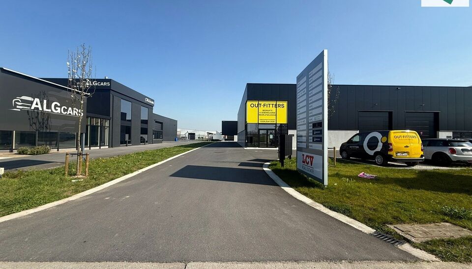 Het nieuwe bedrijvencentrum Steenpoort is strategisch gelegen in Hooglede (West-Vlaanderen), met een uitstekende zichtlocatie langs de N32 en vlotte verbinding naar de R32, in de bedrijvenzone &ldquo;Stoomtuig Gits&rdquo;. Het project omvat 24 kwalitatieve KMO-un