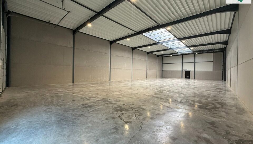 Het nieuwe bedrijvencentrum Steenpoort is strategisch gelegen in Hooglede (West-Vlaanderen), met een uitstekende zichtlocatie langs de N32 en vlotte verbinding naar de R32, in de bedrijvenzone &ldquo;Stoomtuig Gits&rdquo;. Het project omvat 24 kwalitatieve KMO-un