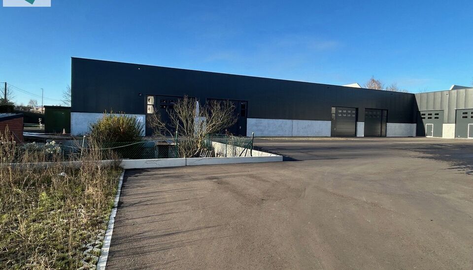 Nieuwbouw magazijnen te koop vanaf 135m&sup2; tot 263m&sup2; in bedrijvenpark te Ath.
Deze KMO-units zijn strategisch gelegen langs de Chauss&eacute;e de Mons in Ath, een vlot bereikbare locatie voor zowel lokale ondernemers als bedrijven die actief zijn in de ruimere 