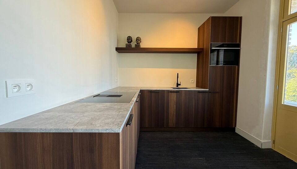 Op een absolute toplocatie, aan de Onafhankelijkheidslaan in Gent, bieden wij 3 volledig gerenoveerde appartementen aan in een stijlvol gebouw ontworpen door de gerenommeerde architect Jules Lippens. Het appartementsgebouw is beschermd als monument en maa
