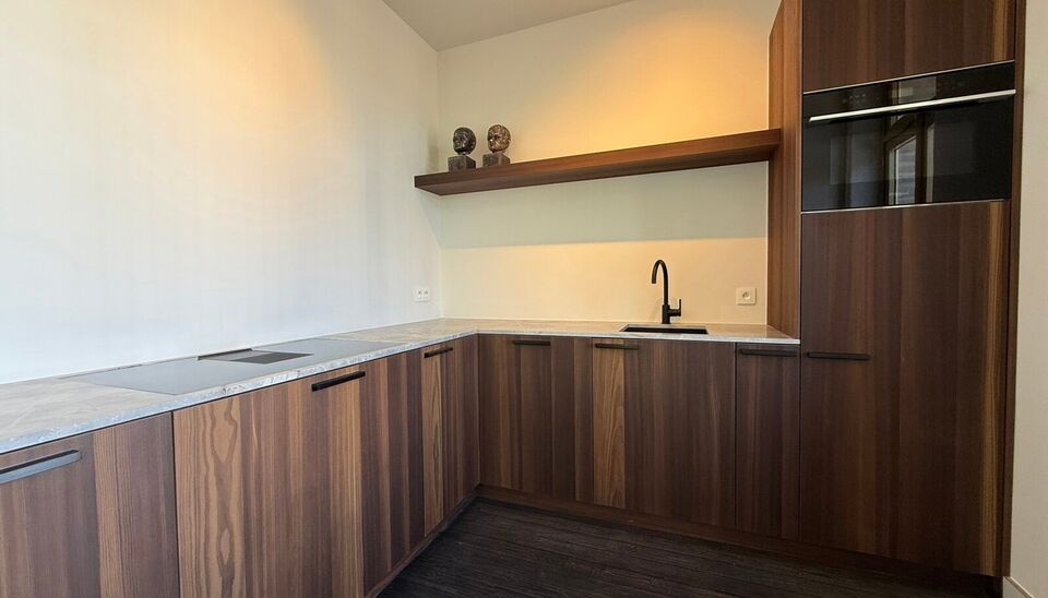 Op een absolute toplocatie, aan de Onafhankelijkheidslaan in Gent, bieden wij 3 volledig gerenoveerde appartementen aan in een stijlvol gebouw ontworpen door de gerenommeerde architect Jules Lippens. Het appartementsgebouw is beschermd als monument en maa