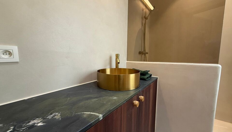 Op een absolute toplocatie, aan de Onafhankelijkheidslaan in Gent, bieden wij 3 volledig gerenoveerde appartementen aan in een stijlvol gebouw ontworpen door de gerenommeerde architect Jules Lippens. Het appartementsgebouw is beschermd als monument en maa