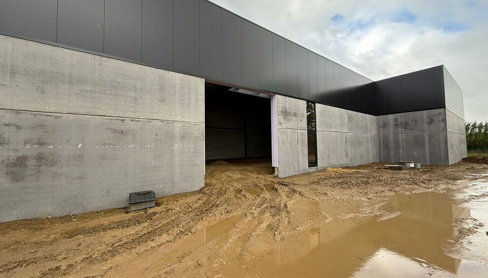 Nieuwbouw magazijn te koop vanaf 186m&sup2; tot 323m&sup2; in bedrijvenpark te Herzele. 
Deze KMO-units zijn strategisch gelegen langs de Hoogstraat in Herzele, een vlot bereikbare locatie voor zowel lokale ondernemers als bedrijven die actief zijn in de ruimere 