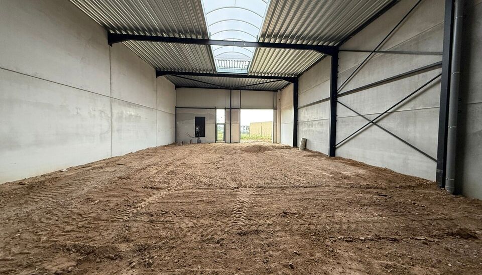 Nieuwbouw magazijn te koop vanaf 186m&sup2; tot 323m&sup2; in bedrijvenpark te Herzele. 
Deze KMO-units zijn strategisch gelegen langs de Hoogstraat in Herzele, een vlot bereikbare locatie voor zowel lokale ondernemers als bedrijven die actief zijn in de ruimere 