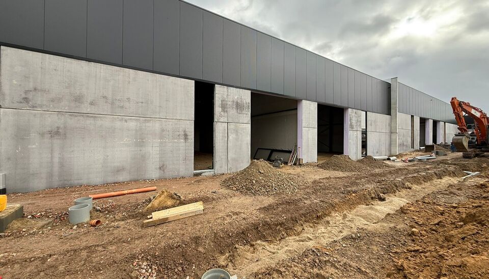 Nieuwbouw magazijn te koop vanaf 186m&sup2; tot 323m&sup2; in bedrijvenpark te Herzele. 
Deze KMO-units zijn strategisch gelegen langs de Hoogstraat in Herzele, een vlot bereikbare locatie voor zowel lokale ondernemers als bedrijven die actief zijn in de ruimere 