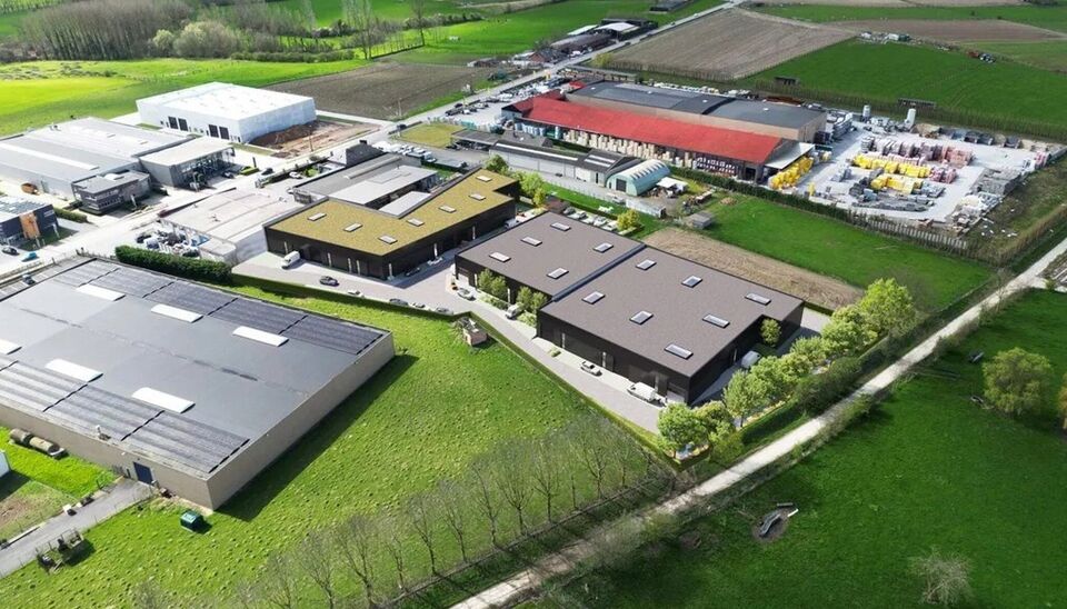 Nieuwbouw magazijn te koop vanaf 186m&sup2; tot 323m&sup2; in bedrijvenpark te Herzele. 
Deze KMO-units zijn strategisch gelegen langs de Hoogstraat in Herzele, een vlot bereikbare locatie voor zowel lokale ondernemers als bedrijven die actief zijn in de ruimere 