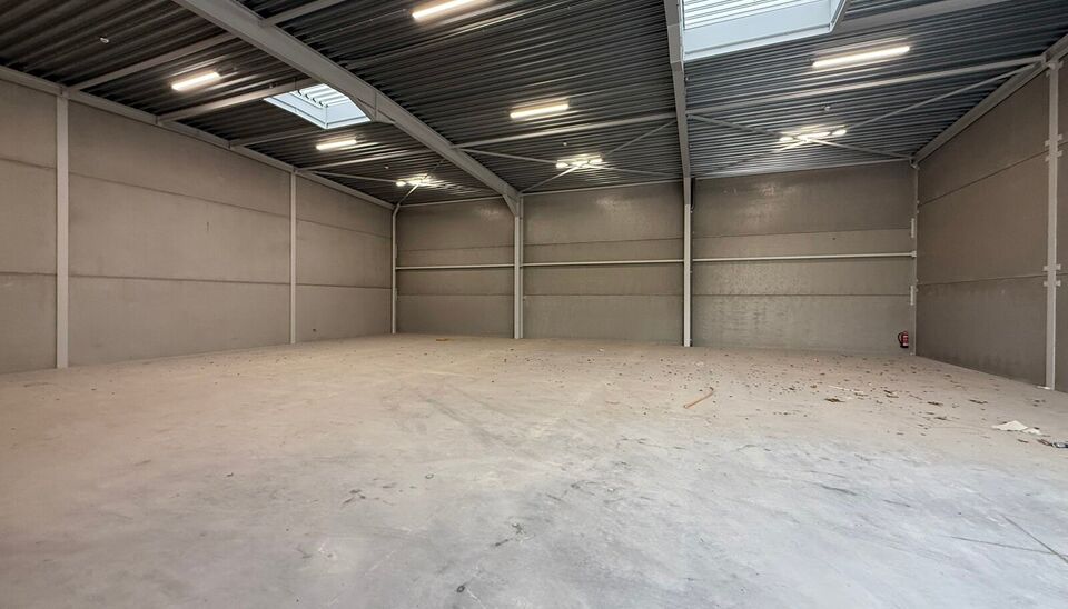 Langs de Pathoekeweg in Brugge verrijst binnenkort het KMO Park PORTIS, dit op de voormalige Philipssite. Met 49 afgewerkte KMO-Units, variërend van 210m² tot 823m², verdeeld over nieuwbouw en vernieuwbouw bedrijfsgebouwen, biedt Portis een moderne en 