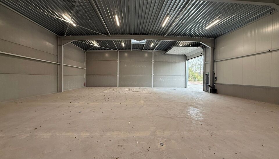 Langs de Pathoekeweg in Brugge verrijst binnenkort het KMO Park PORTIS, dit op de voormalige Philipssite. Met 49 afgewerkte KMO-Units, variërend van 210m² tot 823m², verdeeld over nieuwbouw en vernieuwbouw bedrijfsgebouwen, biedt Portis een moderne en 
