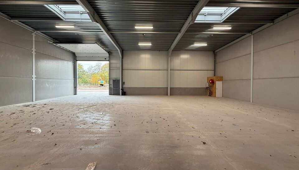 Langs de Pathoekeweg in Brugge verrijst binnenkort het KMO Park PORTIS, dit op de voormalige Philipssite. Met 49 afgewerkte KMO-Units, variërend van 210m² tot 823m², verdeeld over nieuwbouw en vernieuwbouw bedrijfsgebouwen, biedt Portis een moderne en 