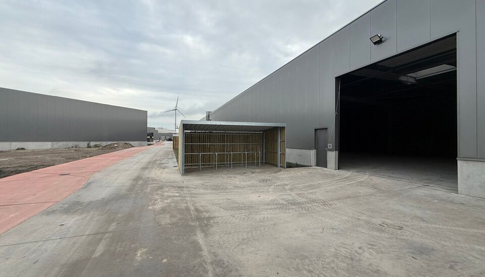 Langs de Pathoekeweg in Brugge verrijst binnenkort het KMO Park PORTIS, dit op de voormalige Philipssite. Met 49 afgewerkte KMO-Units, variërend van 210m² tot 823m², verdeeld over nieuwbouw en vernieuwbouw bedrijfsgebouwen, biedt Portis een moderne en 