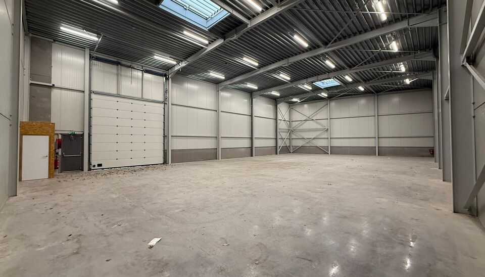 Langs de Pathoekeweg in Brugge verrijst binnenkort het KMO Park PORTIS, dit op de voormalige Philipssite. Met 49 afgewerkte KMO-Units, variërend van 210m² tot 823m², verdeeld over nieuwbouw en vernieuwbouw bedrijfsgebouwen, biedt Portis een moderne en 