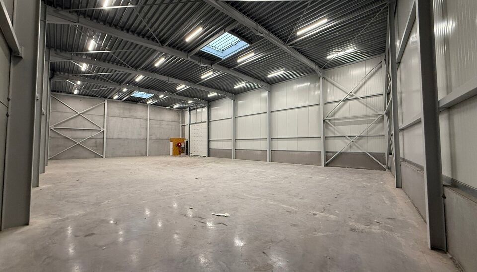 Langs de Pathoekeweg in Brugge verrijst binnenkort het KMO Park PORTIS, dit op de voormalige Philipssite. Met 49 afgewerkte KMO-Units, variërend van 210m² tot 823m², verdeeld over nieuwbouw en vernieuwbouw bedrijfsgebouwen, biedt Portis een moderne en 