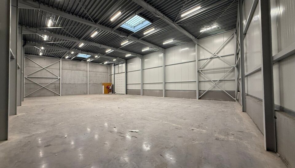 Langs de Pathoekeweg in Brugge verrijst binnenkort het KMO Park PORTIS, dit op de voormalige Philipssite. Met 49 afgewerkte KMO-Units, variërend van 210m² tot 823m², verdeeld over nieuwbouw en vernieuwbouw bedrijfsgebouwen, biedt Portis een moderne en 