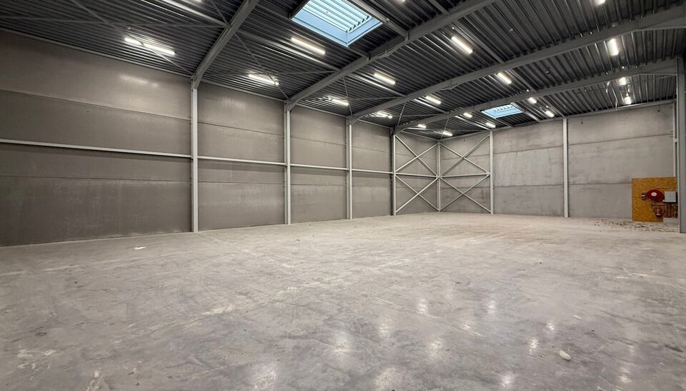 Langs de Pathoekeweg in Brugge verrijst binnenkort het KMO Park PORTIS, dit op de voormalige Philipssite. Met 49 afgewerkte KMO-Units, variërend van 210m² tot 823m², verdeeld over nieuwbouw en vernieuwbouw bedrijfsgebouwen, biedt Portis een moderne en 