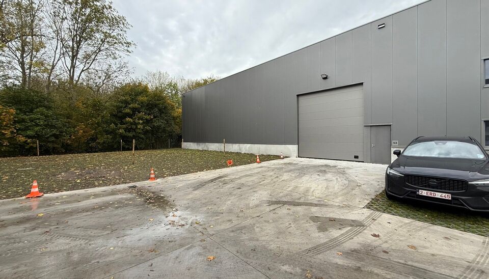 Langs de Pathoekeweg in Brugge verrijst binnenkort het KMO Park PORTIS, dit op de voormalige Philipssite. Met 49 afgewerkte KMO-Units, variërend van 210m² tot 823m², verdeeld over nieuwbouw en vernieuwbouw bedrijfsgebouwen, biedt Portis een moderne en 