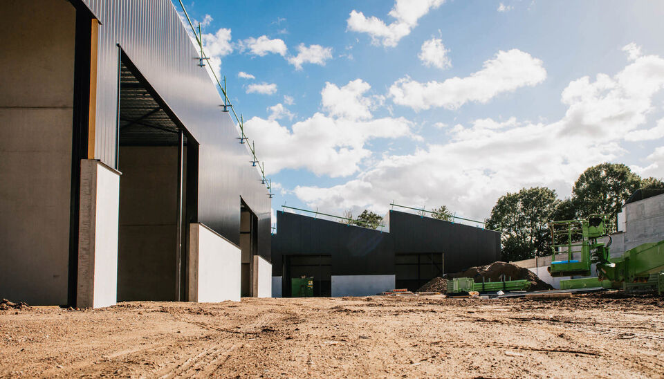 Aan de Gauwelstraat in Zwevegem verrijst binnenkort bedrijvenpark Zeus, een nieuw icoon op de plek van de oude houtzagerij. Met 18 hoogwaardige KMO-units, variërend van 150 Aan de Gauwelstraat in Zwevegem verrijst binnenkort bedrijvenpark Zeus, een nieuw