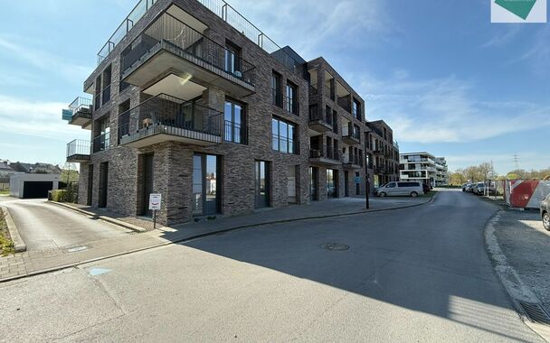 In de recente residentie Leieoevers II bevindt zich dit lichtrijk en modern éénslaapkamer appartement met een adembenemend zicht op de Leie. Het appartement is perfect onderhouden en combineert comfort met een unieke ligging aan het water.
Het apparteme