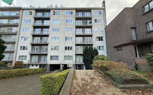 Bent u op zoek naar een ruim appartement met potentieel op een gunstige ligging? Dit op te frissen appartement van 98 m&sup2;, gelegen op de 5de verdieping, biedt u een mooie combinatie van ruimte, licht en uitzicht.

Bij het binnenkomen komt u in de inkomhal