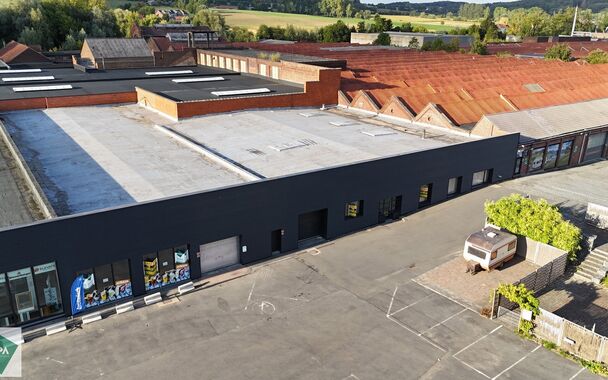 Ruime showroom / magazijn te huur op TOPlocatie in Ronse. 

Op een goed bereikbare locatie in Ronse bieden wij 1650m² bedrijfsgebouw aan bestaand uit 750 m² showroom met naastliggend magazijn van 900 m² (incl. kantoor) te huur aan. Het geheel maakt dee