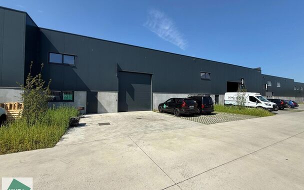 Dit recent gebouwd magazijn van 361 m² met drie ruime parkeerplaatsen is gelegen op een uitstekende locatie, vlak naast de R4 in Wondelgem. De site is vlot toegankelijk, ook voor vrachtwagens, en beschikt over ruime manoeuvreerruimte. Het gebouw leent zi
