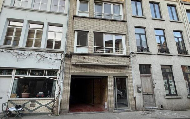 Te huur: parkeerplaats gelegen in een garage met in totaal 5 staanplaatsen, aan de Hoogstraat 112 te Gent.

De garage bevindt zich op een uitstekende locatie in het centrum van Gent, met vlotte bereikbaarheid en nabij winkels, horeca en belangrijke invals