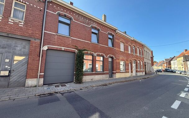Deze charmante, lichtrijke woning in de Andries Pevernagestraat combineert authentieke elementen met hedendaags wooncomfort. In 2016 onderging de woning een grondige renovatie waarbij de karaktervolle stijl werd behouden en subtiel werd verweven met moder