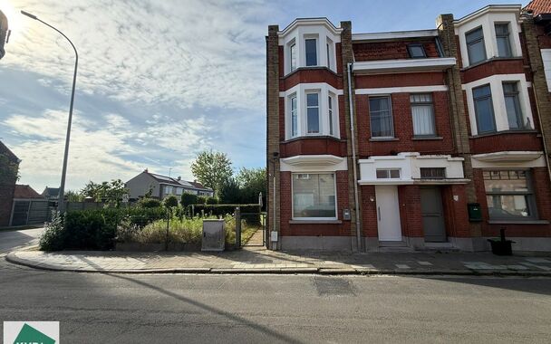Deze ruime en karaktervolle woning is gelegen in het centrum van Izegem, op een perceel van 419 m&sup2;. Dankzij de centrale ligging bevinden winkels, scholen en andere dagelijkse voorzieningen zich op korte afstand en zijn ook de belangrijkste verbindingsweg
