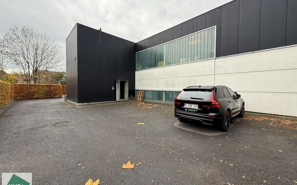 Hoogwaardige kantoor- of praktijkruimte te huur op het gelijkvloers van een modern, lichtrijk en
stijlvol gebouw in Merelbeke. De locatie biedt een uitstekende bereikbaarheid met de fiets, het
openbaar vervoer en de wagen. Er zijn 5 privatieve parkeerplaa