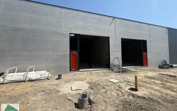 Bent u op zoek naar een strategisch gelegen en kwalitatieve bedrijfsruimte voor uw onderneming? Deze nieuwbouw KMO-unit in het moderne bedrijvenpark Apollo te Anzegem combineert bereikbaarheid, functionaliteit en een professionele uitstraling.

De unit he
