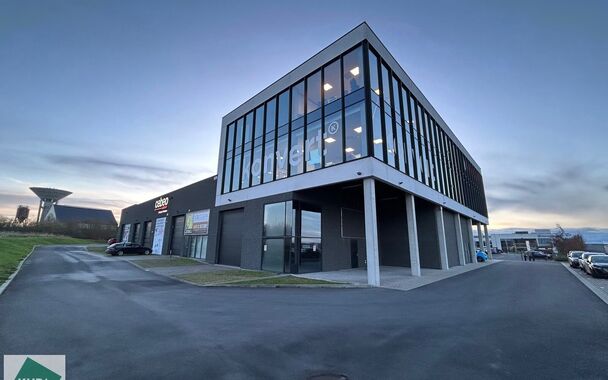 Deze KMO-Unit met zeer goede ligging in het Parc des Artisans in Ghislenghien met zicht vanaf de A8. Het magazijn heeft een oppervlakte van 184m&sup2; en heeft 2 parkingplaatsen voor de deur. Het magazijn kan gebruikt worden als opslagruimte en/of atelierruim