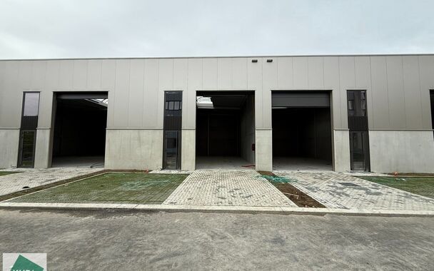 Dit strategisch gelegen bedrijventerrein bevindt zich in de gouden driehoek Antwerpen – Brussel – Gent, met directe nabijheid van de N16 en uitstekende verbindingen naar de A12 en E17.
De loods van 180m² heeft een vrije hoogte van 6 meter en is gebou