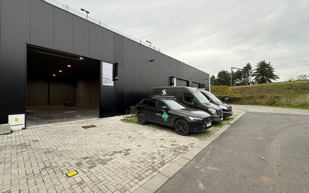 267 m&sup2; magazijn met 2 parkeerplaatsen te huur in bedrijvenpark &ldquo;Baldr&rdquo; &ndash; Sint-Andries
Deze moderne en ge&iuml;soleerde KMO-unit is gelegen in het bedrijvenpark &ldquo;Baldr&rdquo;, een rustige maar strategische locatie vlakbij alle belangrijke in- en uitvalswe