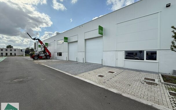 Summer Deal: tijdelijke actie bij snelle beslissing.
Interesse? Contacteer ons vrijblijvend voor de details!
Uiterst goed gelegen magazijn van 216m² met 2 parkeerplaatsen te huur in project Heermeers. De loods kan gebruikt worden als opslag- en/of atelie