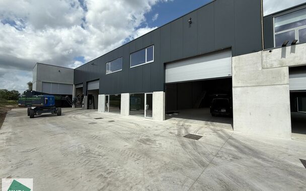 Deze moderne nieuwbouwloods van 285 m², inclusief mezzanine van 60 m² (geschikt voor opslag of kantoor) en 2 parkeerplaatsen, ligt op een vlot bereikbare locatie nabij de N9 in Sleidinge.
Dankzij de prima ontsluiting is deze loods ideaal voor ondernemer