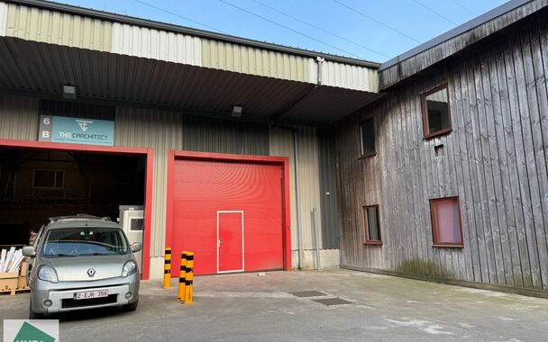 In Evergem bieden wij een opslagruimte van 304 m&sup2; met een mezzanine van 80 m&sup2; ter beschikking.

Dankzij de ligging nabij de R4 en de vlotte verbinding met de E17, E40 en E34, is deze loods ideaal voor opslag en logistiek. De ruimte is voorzien van een s