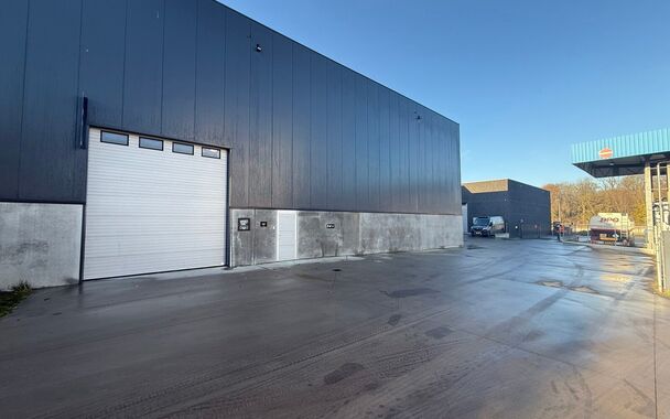 260m² magazijn met 2 parkeerplaatsen te huur te Wondelgem op de Cassandra Site. 
Deze KMO-loods is strategisch gelegen aan de rand van Gent, vlot bereikbare via de R4 en makkelijke bereikbaar met vrachtwagen. 
De loods heeft een vrije hoogte van 8,2 mete