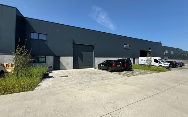 361m&sup2; magazijn met 3 parkeerplaatsen voor het gebouw te huur gelegen op een uitstekende locatie naast de R4. Het magazijn kan gebruikt worden als opslagruimte en/of atelierruimte.
Het ge&iuml;soleerd magazijn is opgebouwd uit een staalstructuur met betonpane