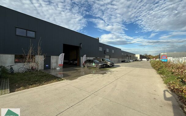 369m&sup2; magazijn met 2 parkeerplaatsen voor het gebouw en 3 parkeerplaatsen aan het begin van de Industrieweg (mogelijkheid voor bijkomende publiciteit) te huur gelegen op een uitstekende locatie naast de R4. Het magazijn kan gebruikt worden als opslagruim