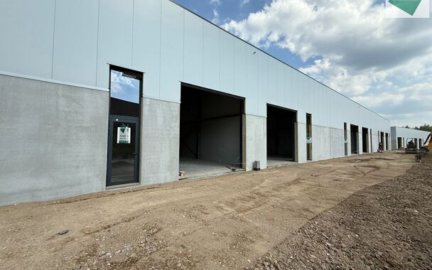 216m² magazijn te huur met 2 parkeerplaatsen op strategisch ligging ten zuiden van Brussel/Halle en ten noorden van Saintes/Tubize, met uitstekende bereikbaarheid via de E429 en de Ring van Brussel.

De loods heeft een vrije hoogte van 6 meter en is gebo