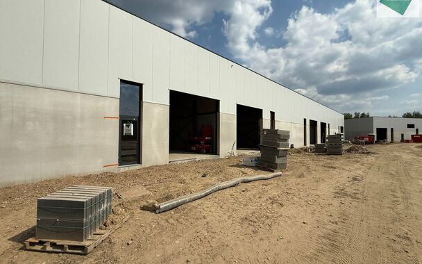 168m² magazijn te huur met 2 parkeerplaatsen op strategisch ligging ten zuiden van Brussel/Halle en ten noorden van Saintes/Tubize, met uitstekende bereikbaarheid via de E429 en de Ring van Brussel.

De loods heeft een vrije hoogte van 6 meter en is gebo
