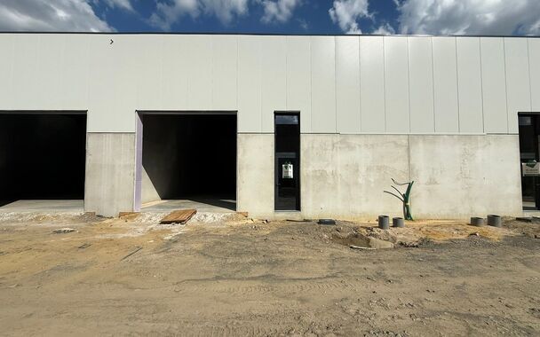 216m&sup2; magazijn te huur met 2 parkeerplaatsen op strategisch ligging ten zuiden van Brussel/Halle en ten noorden van Saintes/Tubize, met uitstekende bereikbaarheid via de E429 en de Ring van Brussel.

De loods heeft een vrije hoogte van 6 meter en is gebo