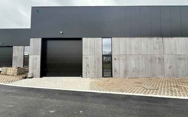 323m&sup2; casco magazijn met parking te huur in nieuw bedrijvenpark te Herzele. 
Deze KMO-loods is strategisch gelegen langs de Hoogstraat in Herzele, een vlot bereikbare locatie voor zowel lokale ondernemers als bedrijven die actief zijn in de ruimere regio