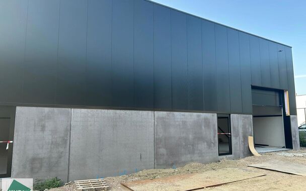 187m² loods met 2 parkeerplaatsen te huur in Kontich, gelegen in bedrijvenpark Heiveldekens, binnen de gouden driehoek (Antwerpen, Brussel en Gent). 
Vlotte bereikbaarheid, dichtbij de E19 en met een goede ontsluiting via de A12 en de R0 (ring rond Bruss